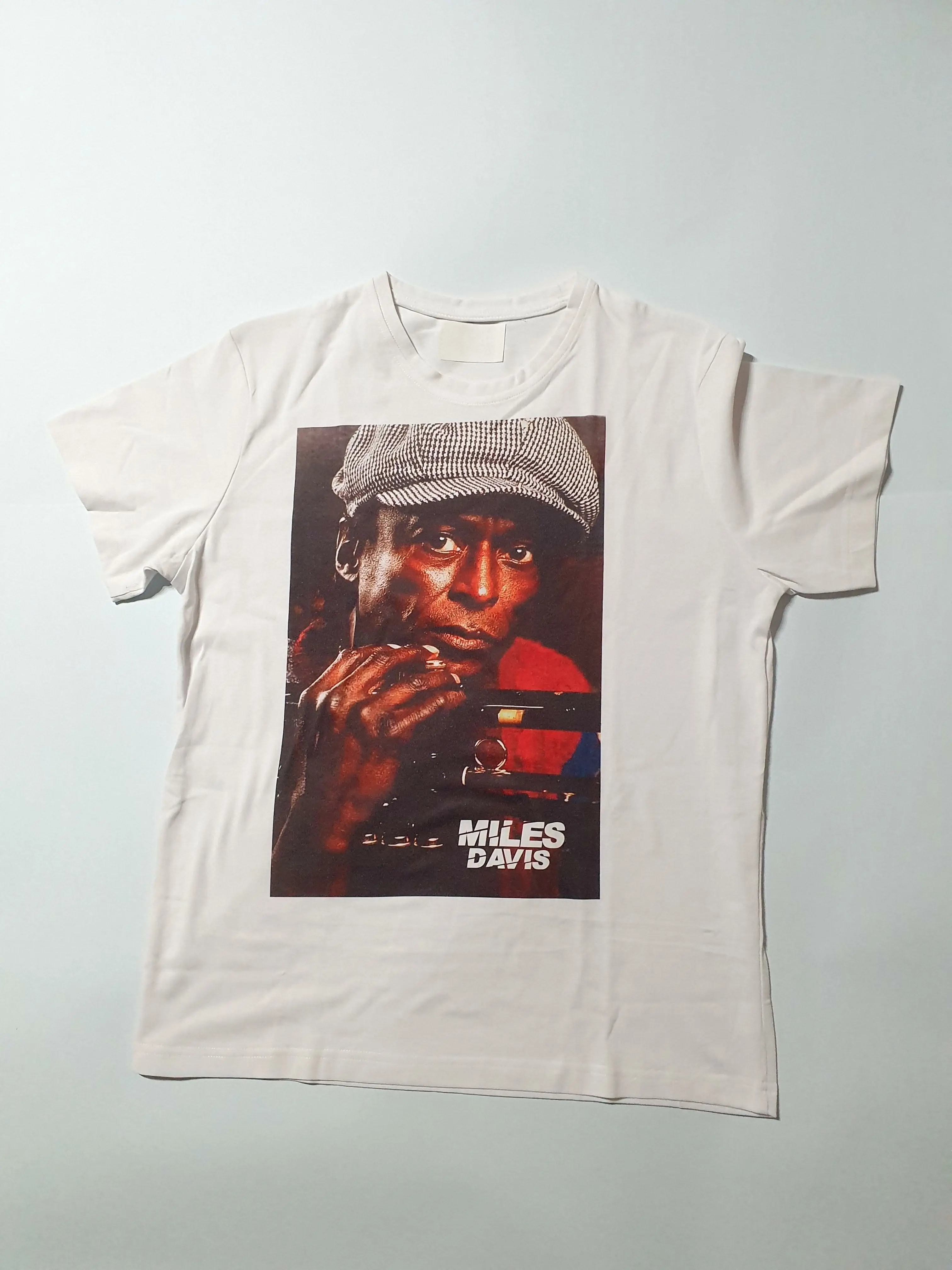 Белая футболка с принтом Miles Davis