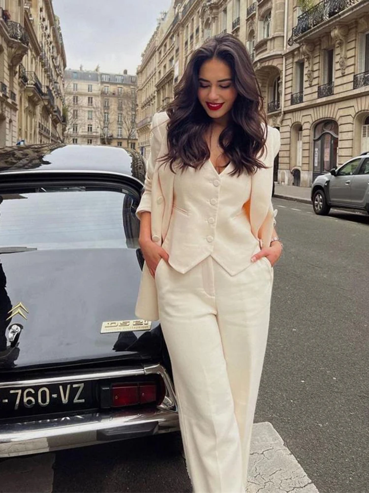 Рисунок 5 - Женский винтажный шикарный костюм