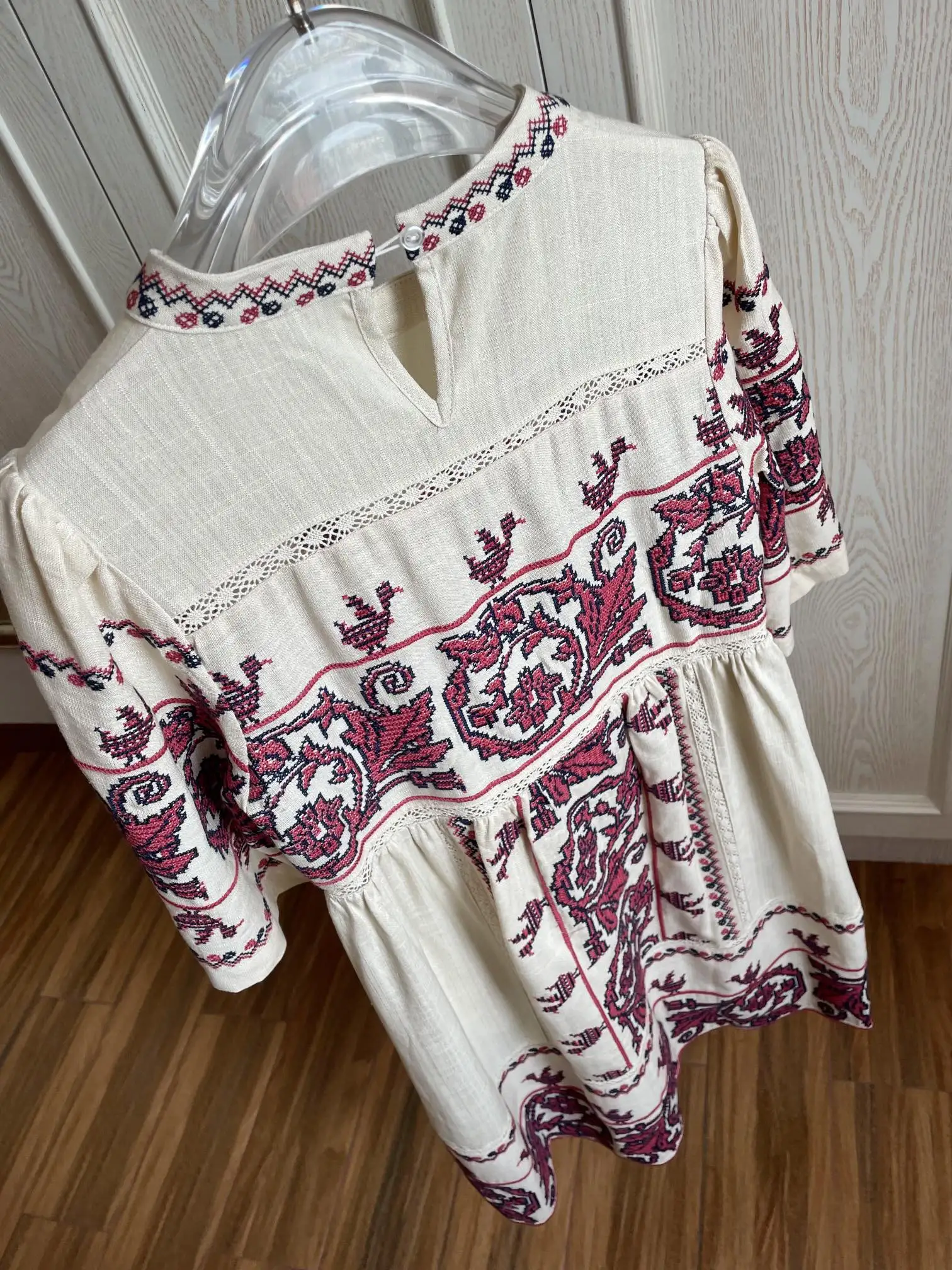 Новинка 2024 женская модная юбка с коротким рукавом круглым вырезом и вышивкой