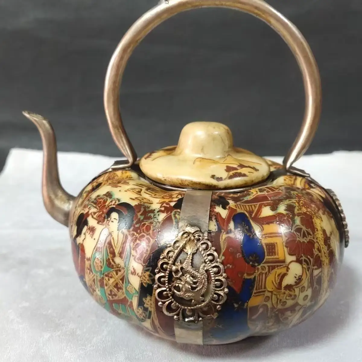 

Китайский фарфоровый чайник с изображением женщины