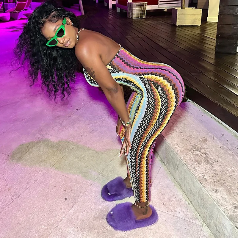 

Женское платье-макси в полоску, с лямкой на шее, без рукавов