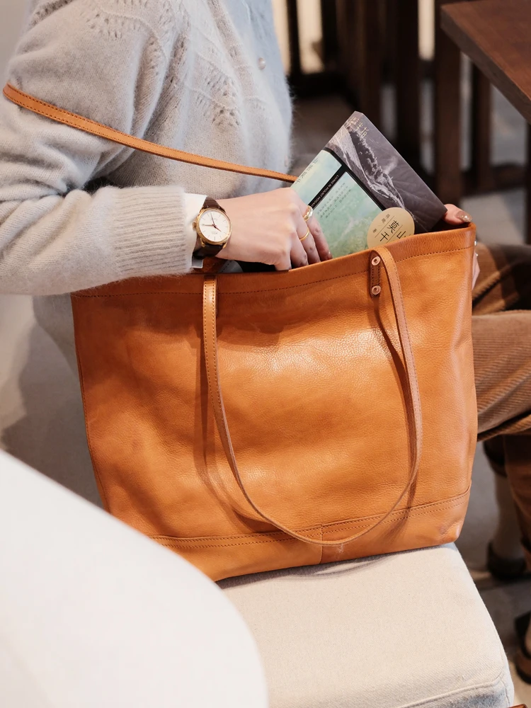 Сумка-тоут женская из мягкой кожи на молнии вместительный нишевый портфель для