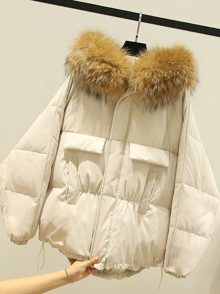 Женское короткое пуховое пальто с капюшоном из натурального меха енота