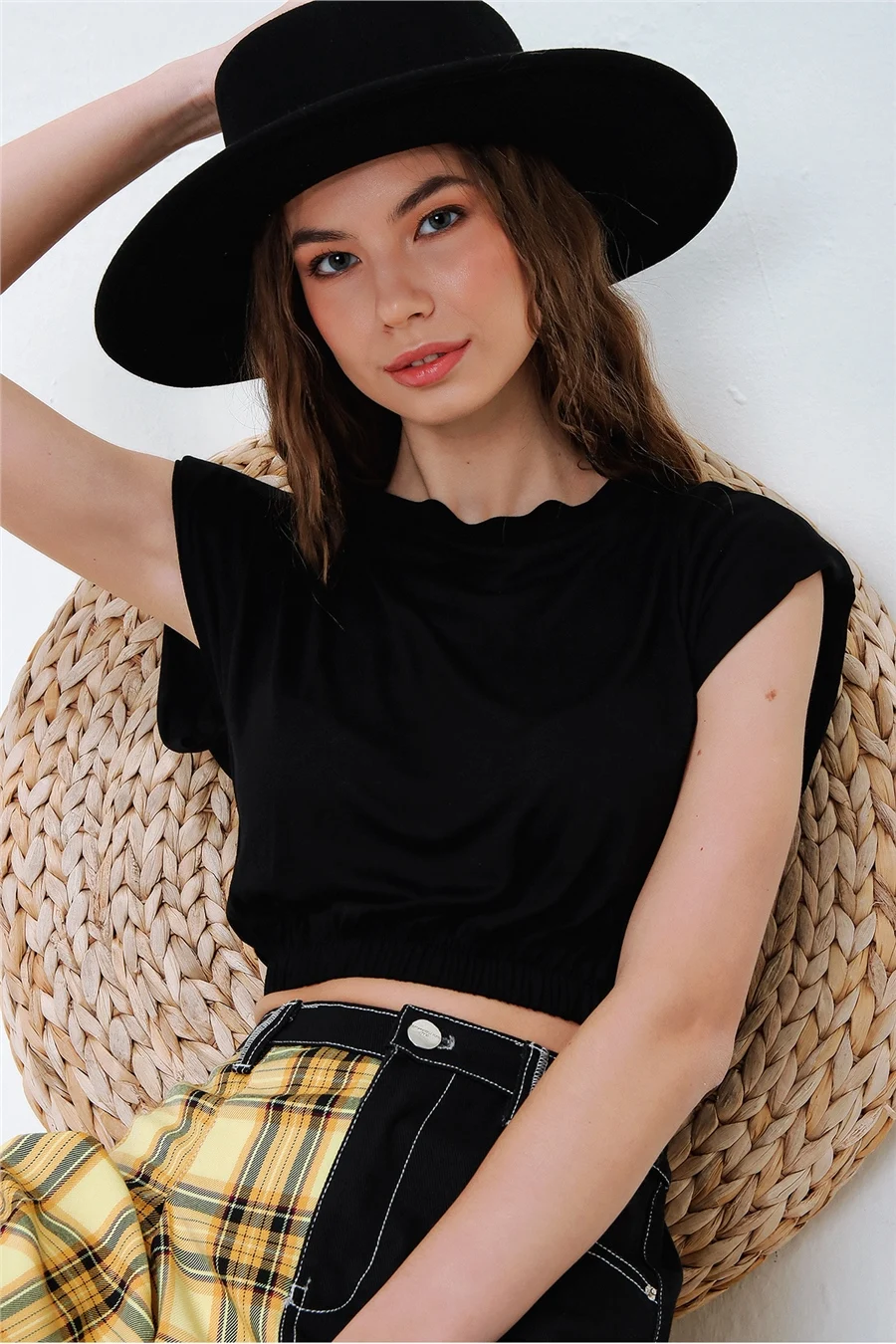 Укороченная футболка черного цвета с наплечниками и эластичной талией