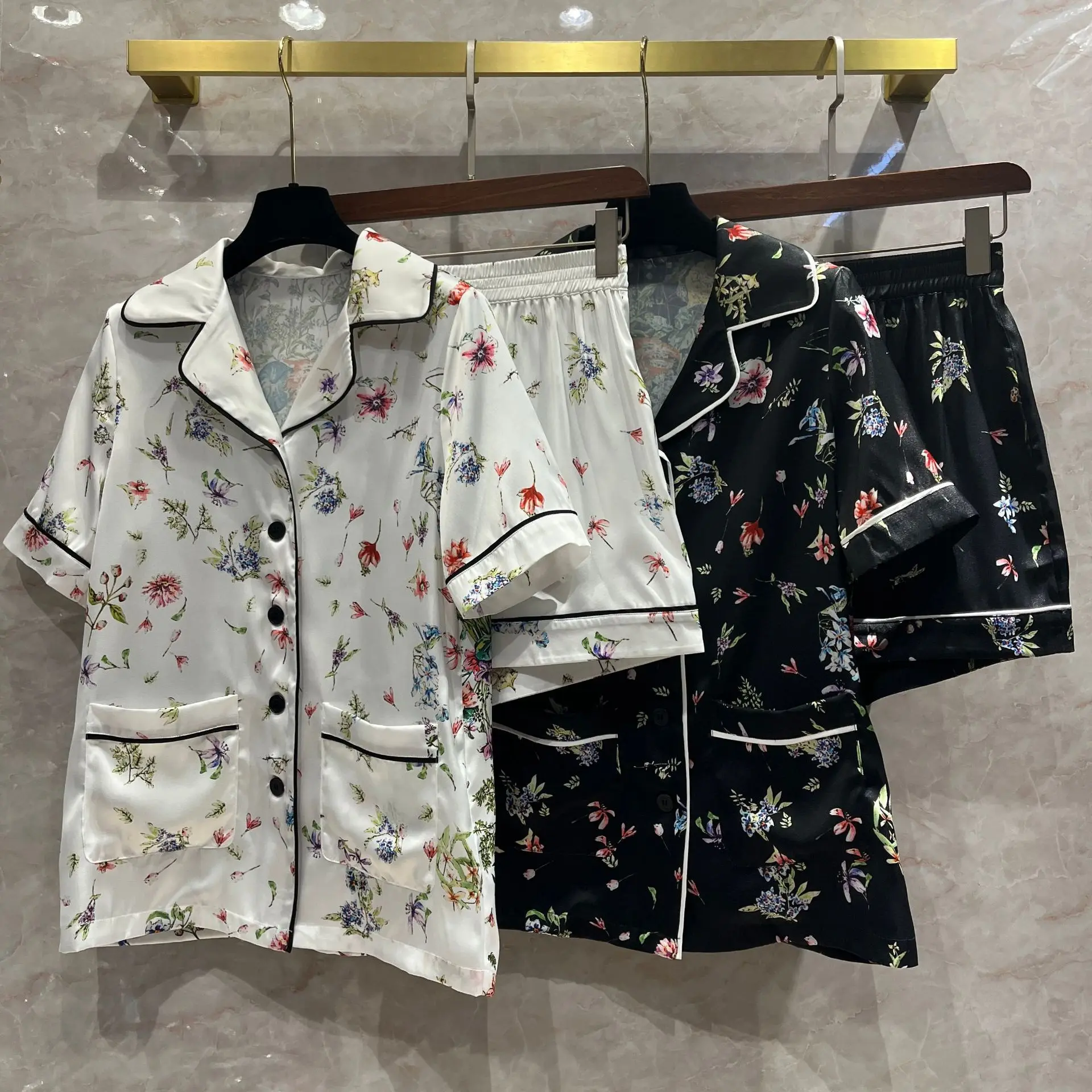 

Summer Holiday Pajams Style Women's Pantsuits High Quality Floral Animal Print Shirt + Elastic Waist Shorts Two Piece Set F208