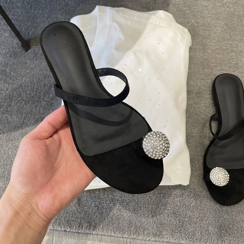 Новые простые тапочки на плоской подошве нескользящие сандалии со стразами