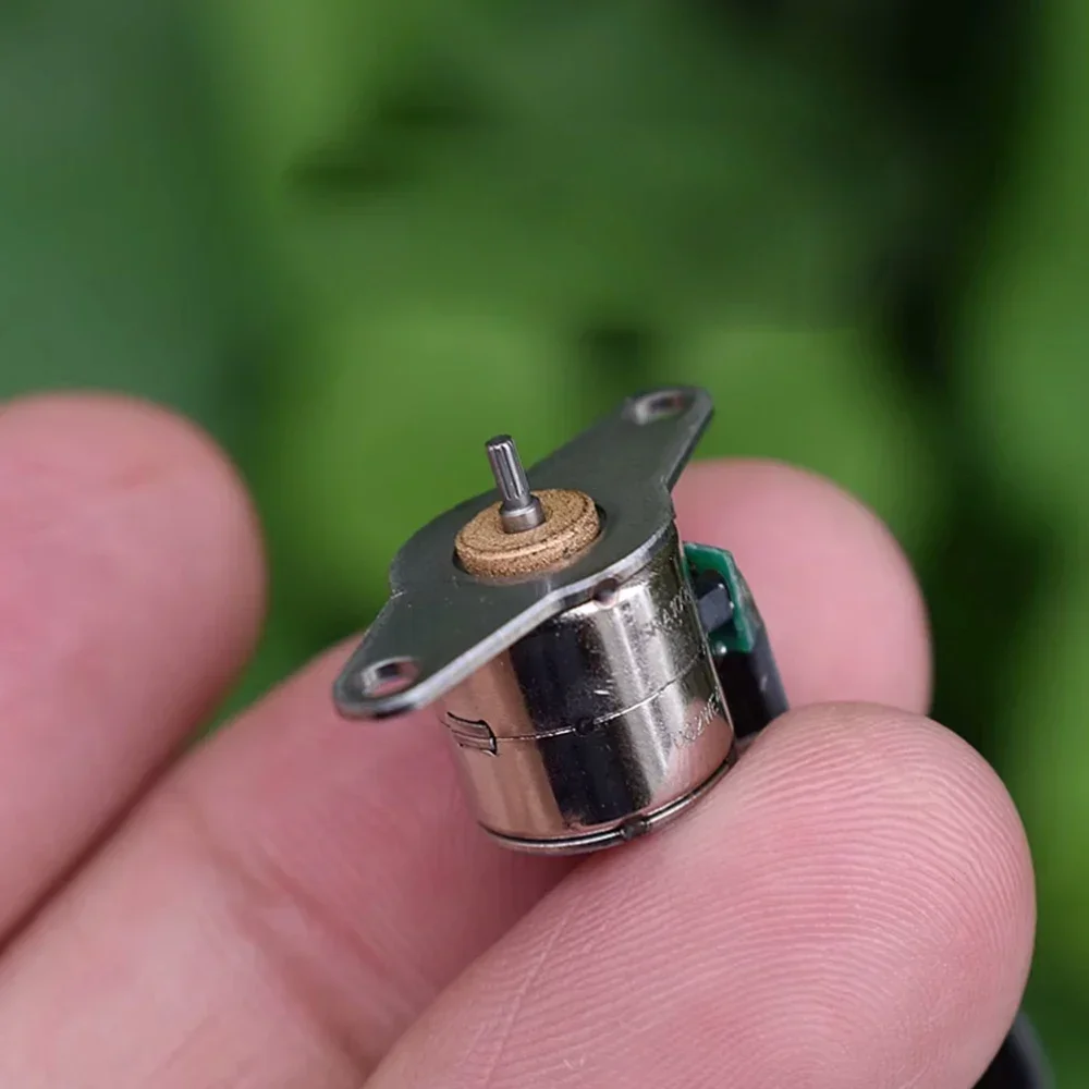 Микро 10-миллиметровый шаговый двигатель 2-фазный 4-проводной маленький проводной