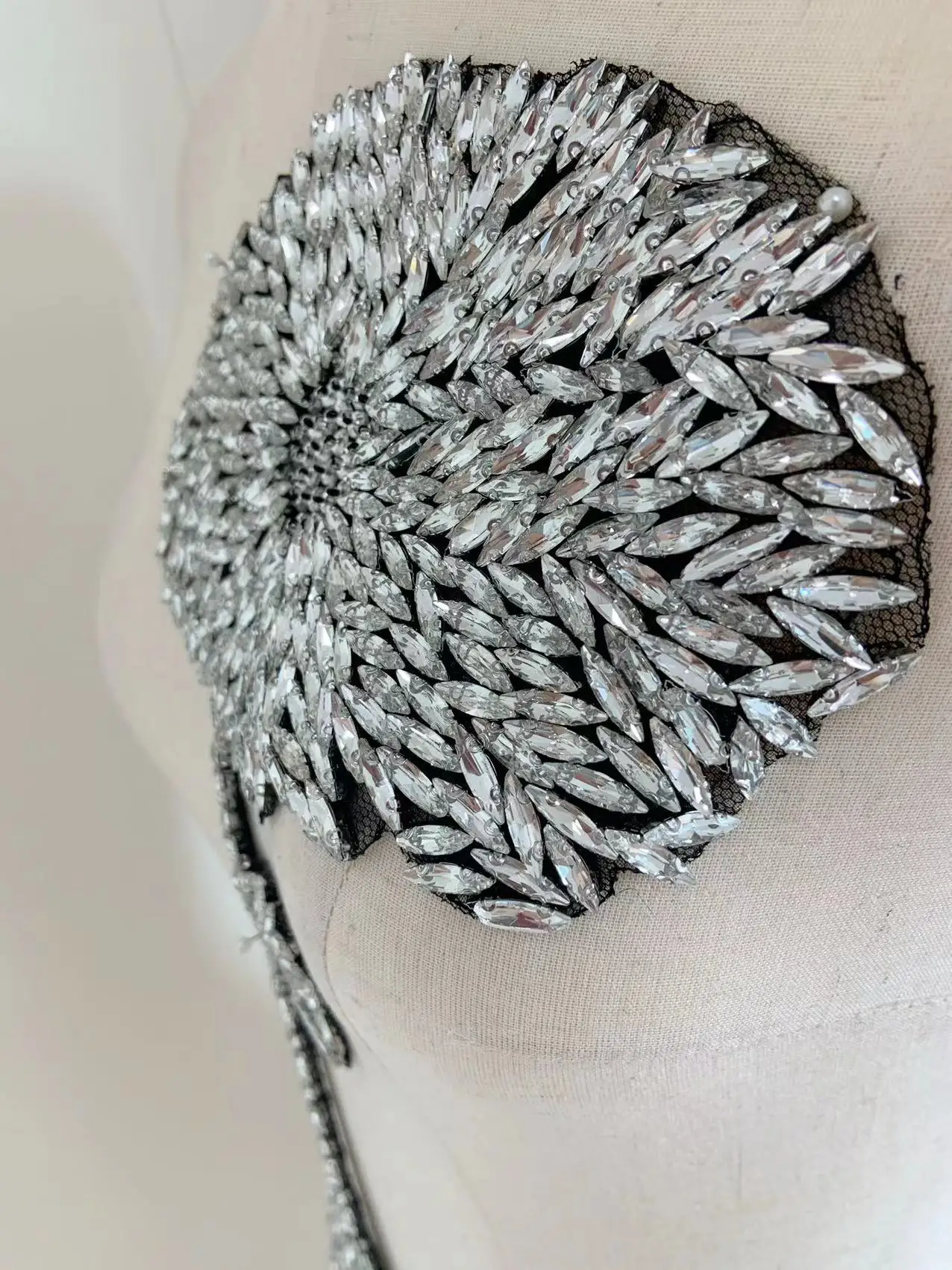Аппликация из тяжелых серебряных бусин большой блестящий женский лиф нашивка с