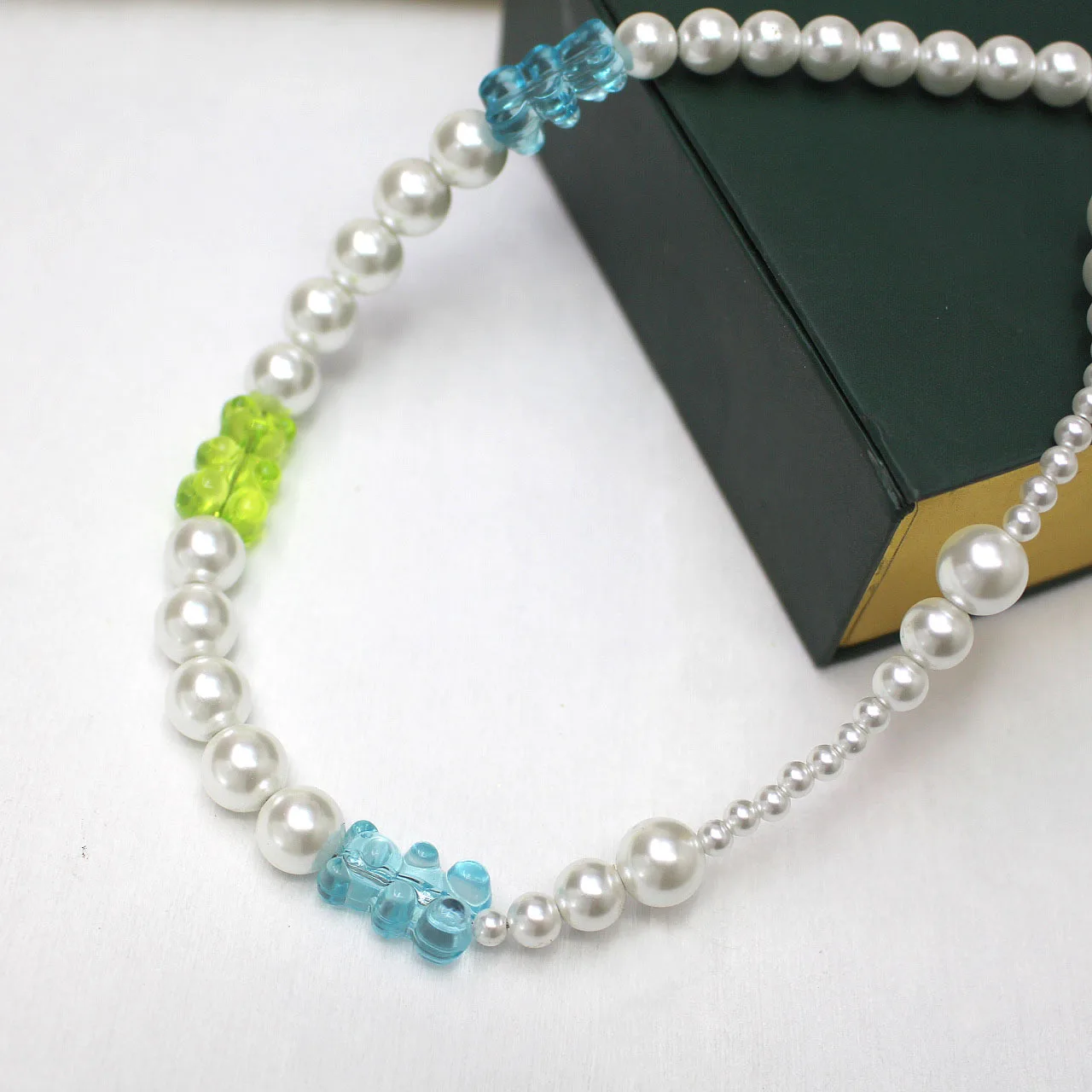 Минималистское и универсальное жемчужное ожерелье с плюшевым мишкой во