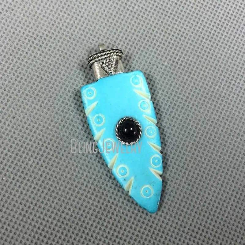 Кремовый подвесной кулон в виде кости с латунной крышкой 70x18 мм PM5126