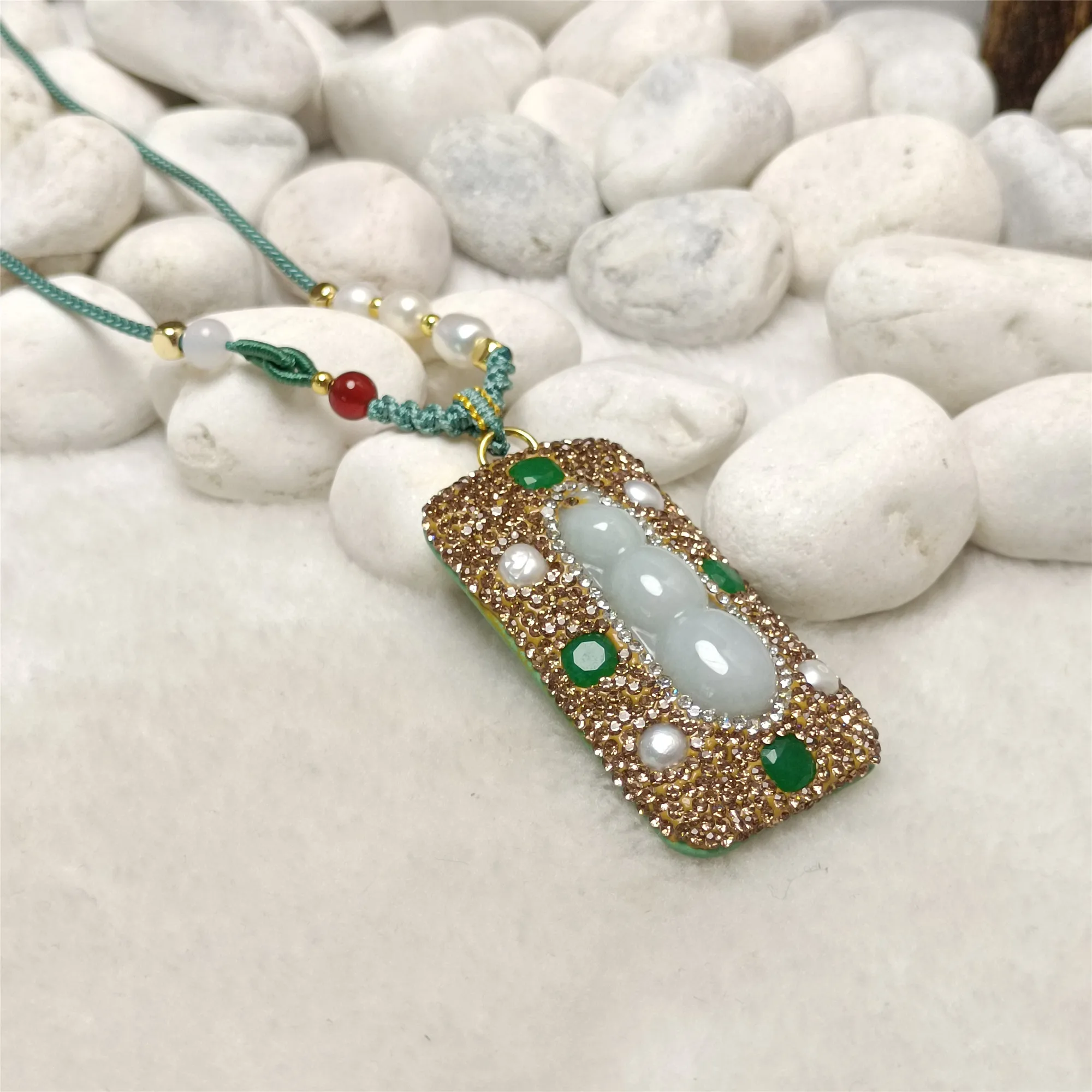 

Natural Irregular Emerald Rhinestone Pendant Ladies Light Luxury Fashion Versatile High Texture Explosive Clavicle Chain Jewelry