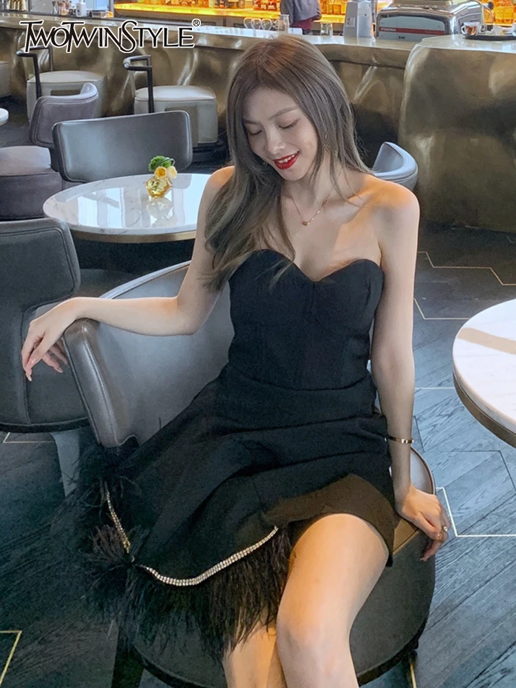

TWOTWINSTYLE Sexy Patchwork Feathers Hem Dress For Women Strapless Sleeveless High Waist Mini Dresses Female Summer Clothing New