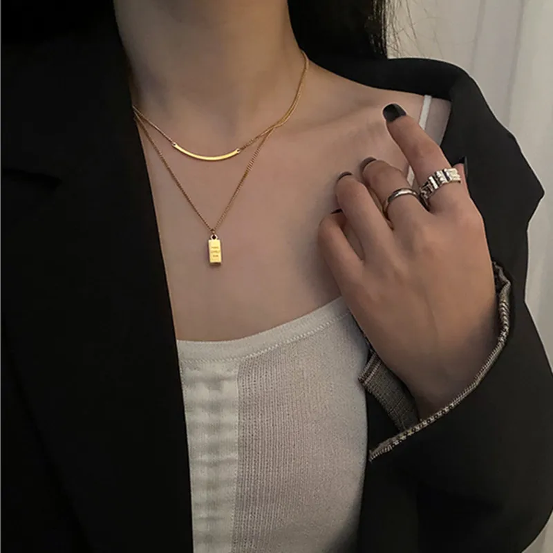 

Ladies Geometric Niche Design Sense Light Luxury Titanium Steel Clavicle Chain Small Square Pendant Necklace Holiday Gift