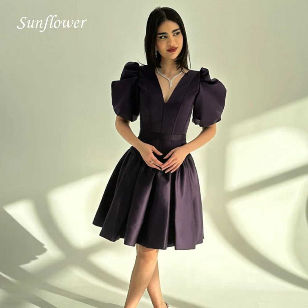 

Женское атласное платье с юбкой-годе, с глубоким V-образным вырезом