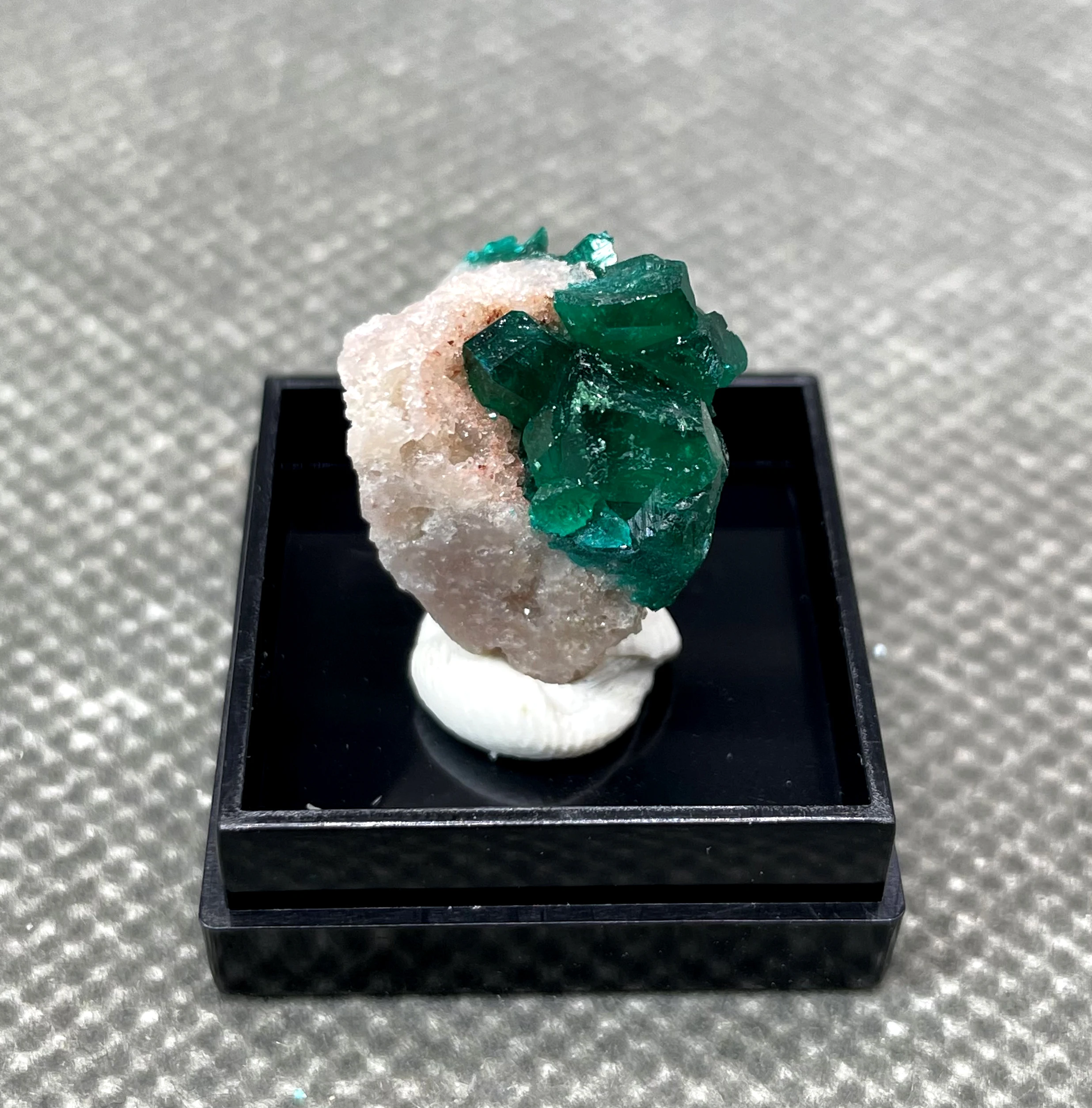 

Very rare! 100% Natural Congo Dioptase Mineral specimen stones and crystals quartz gemstones + box size 2.6cm
