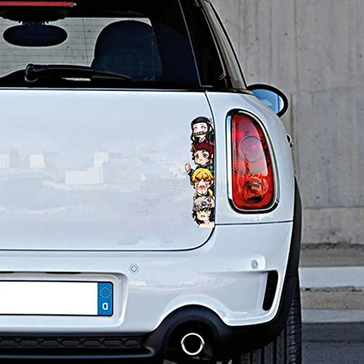 Наклейки на автомобиль рассекающий демонов с обеих сторон