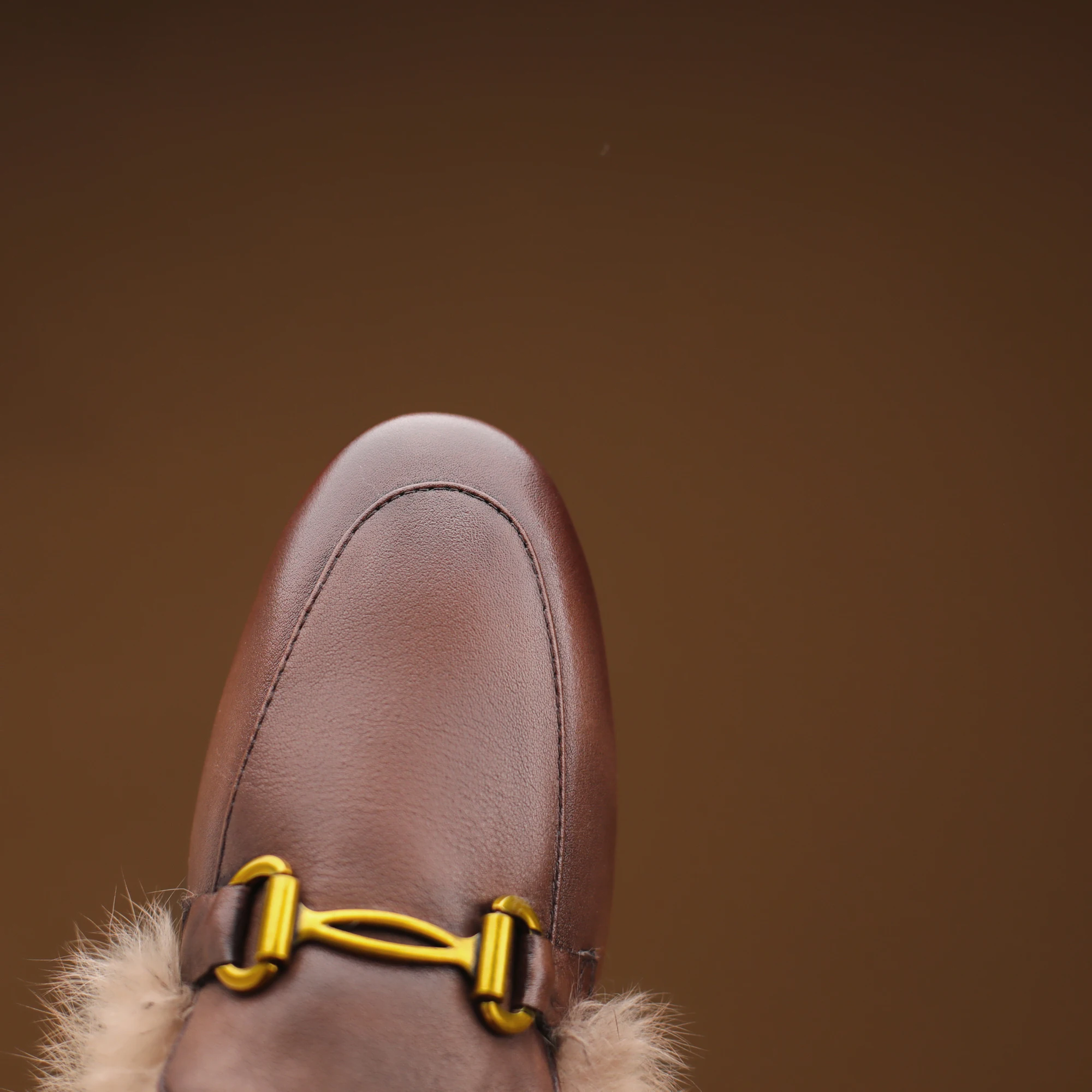 Женские кожаные сабо с миндальным носком на меховой подкладке золотистые лоферы