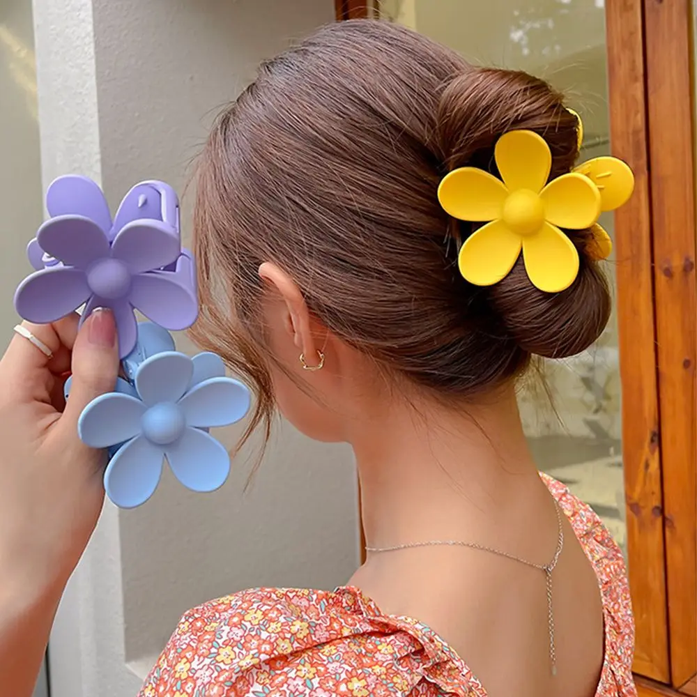 

Fashion Women Plastic Hair Claws Crab Clamps Charm Solid Color Flower Shape Lady Small Hair Clips Headdress Hair Accessories