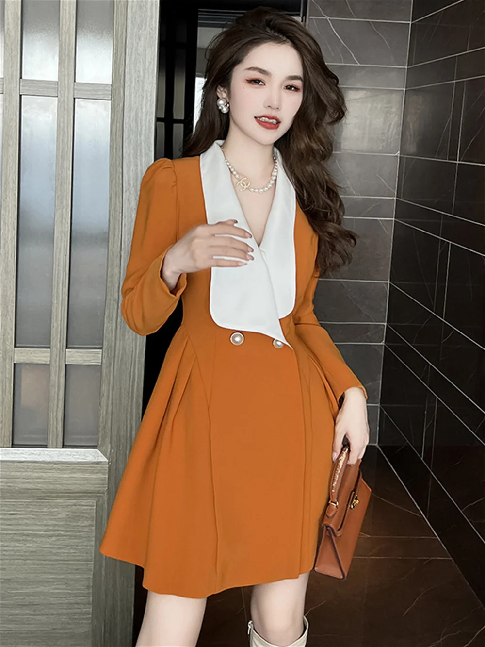 

Женское ТРАПЕЦИЕВИДНОЕ ПЛАТЬЕ С V-образным вырезом, на пуговицах