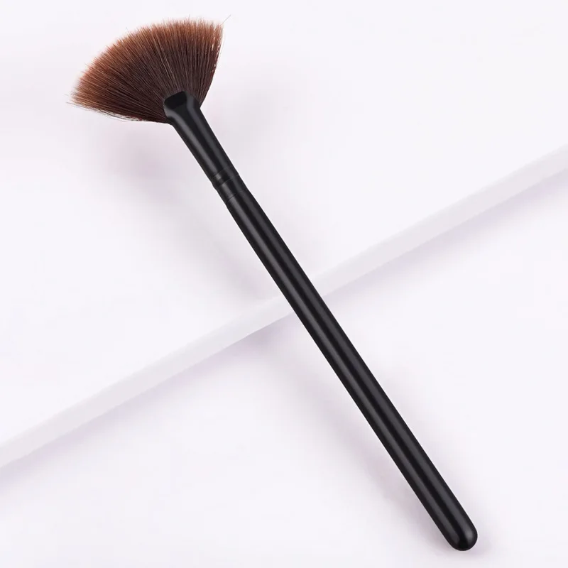

1pc Highlighter Brush For All Types Of Skin Fan-shaped Slim Vegan Makeup Brush Suitable Wooden Handles Makeup Brush & Tools