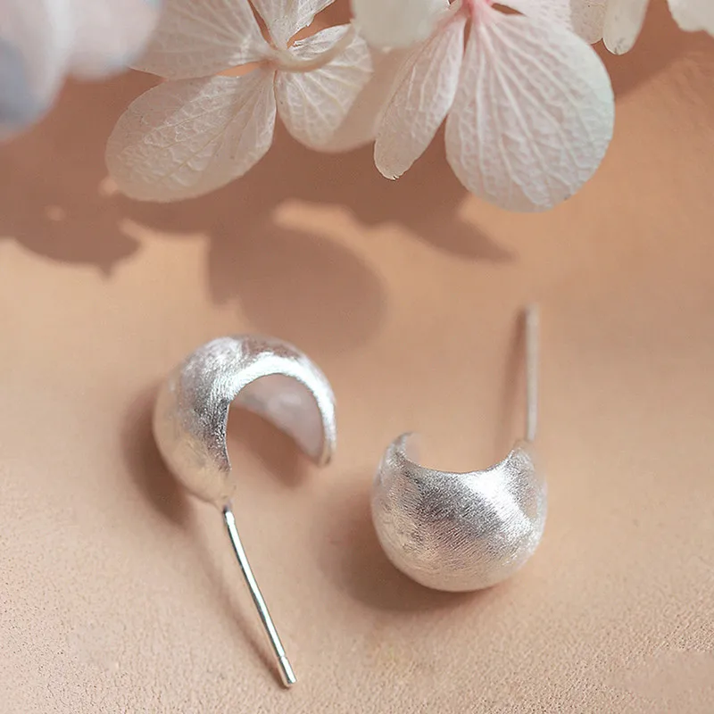 

2022 New Summer Temperament Brushed And Frosted Earrings Simple Light Luxury Arc Niche Design High-End Earrings Retro Jewelry