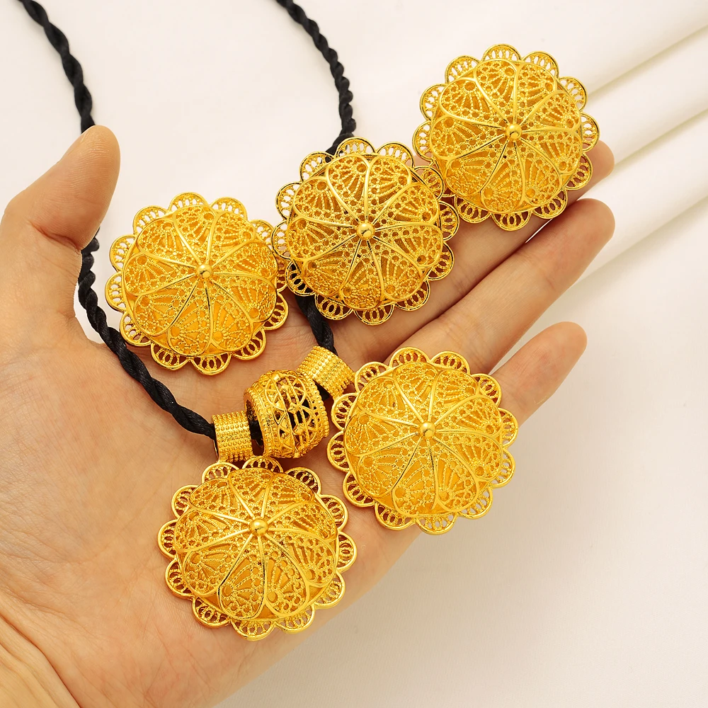 Комплект ювелирных изделий из колье и серёг под золото 24 к