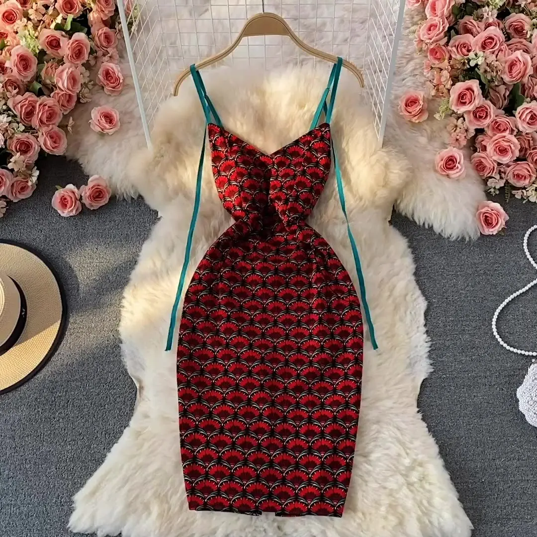 

Платье женское на бретелях-спагетти с разрезом и открытой спиной