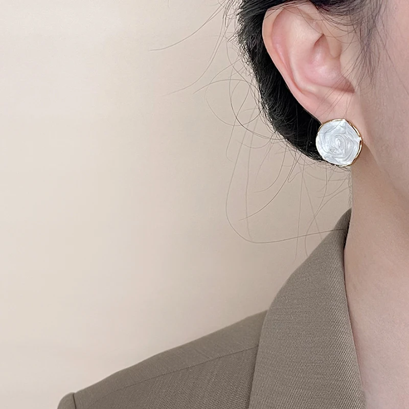 Круглые металлические эмалевые серьги-гвоздики с кремом