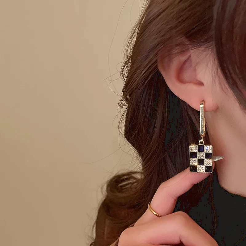 

95 Silver Needle Asymmetric Pearl Diamond Dripping Checkerboard Earrings Earrings for Women Party Jewelry