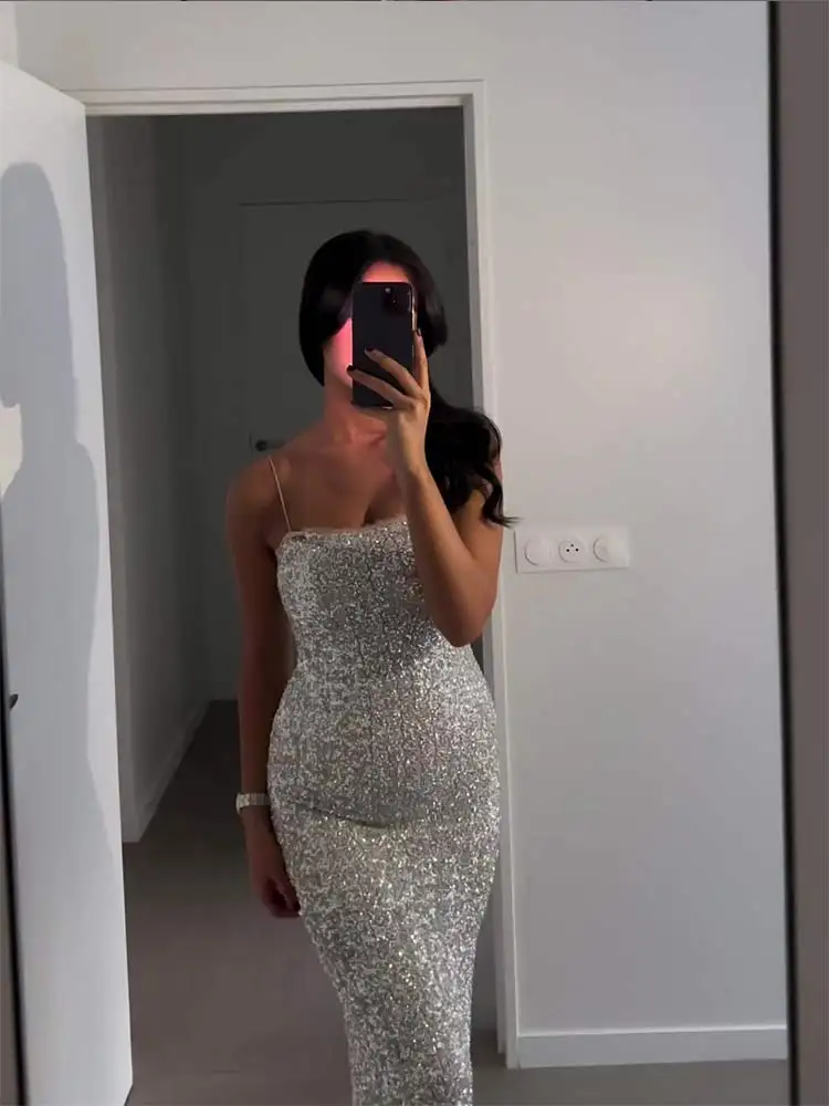 Женское блестящее платье с открытой спиной блестками
