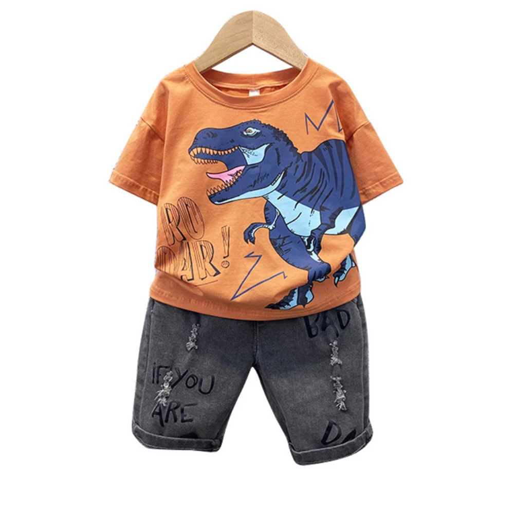 

Летний детский костюм из футболки с коротким рукавом и джинсовых шортов