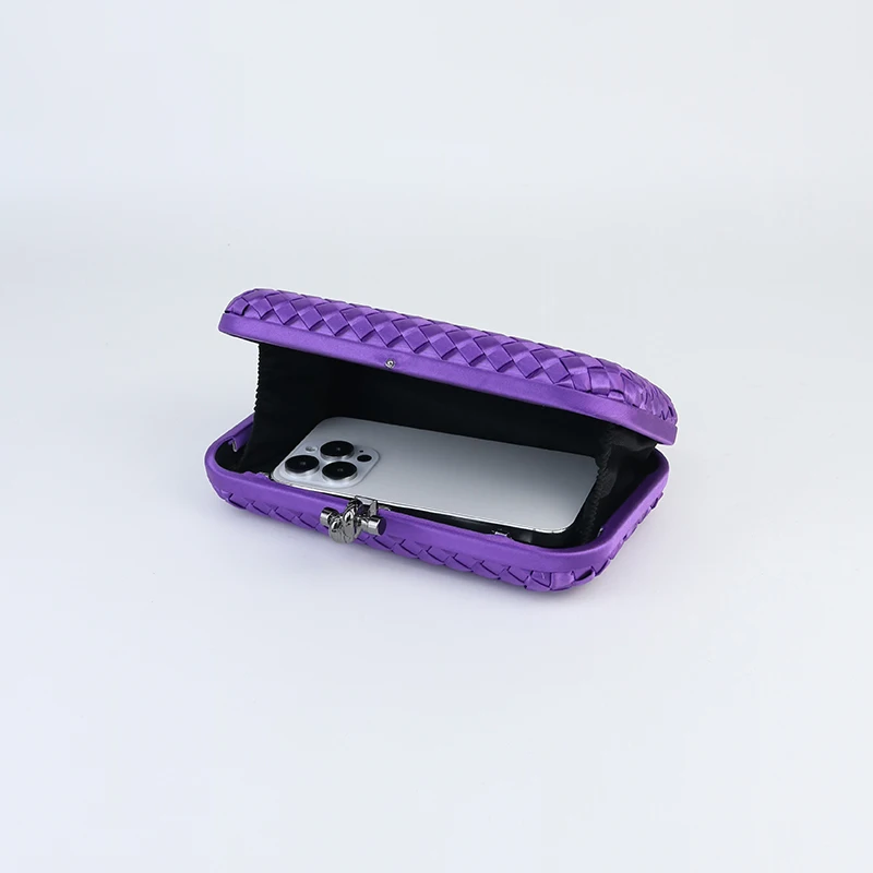 Элегантный модный клатч с геометрическим рисунком и украшением крест-накрест