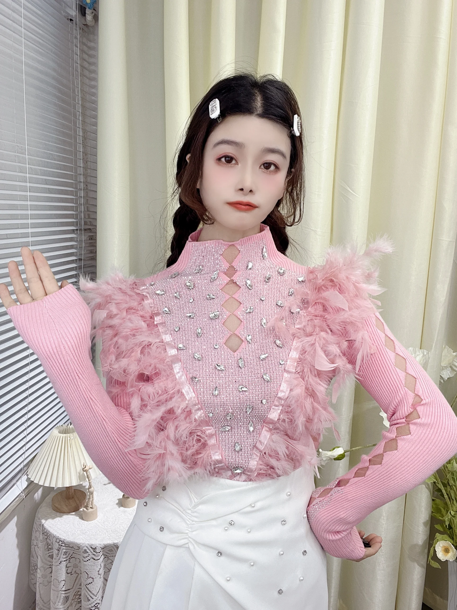 Женская трикотажная рубашка-свитер с воротником-стойкой и стразами