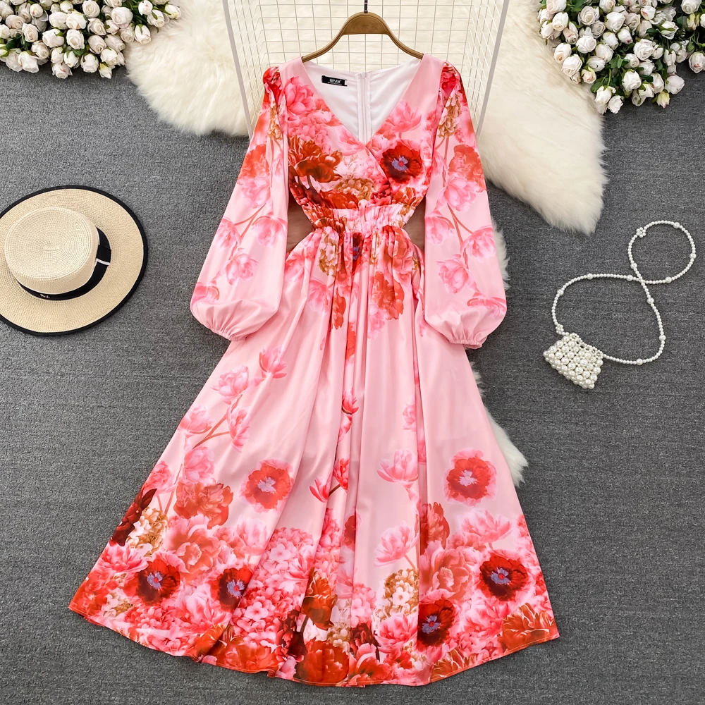 

Элегантное приталенное платье с v-образным вырезом и длинными рукавами