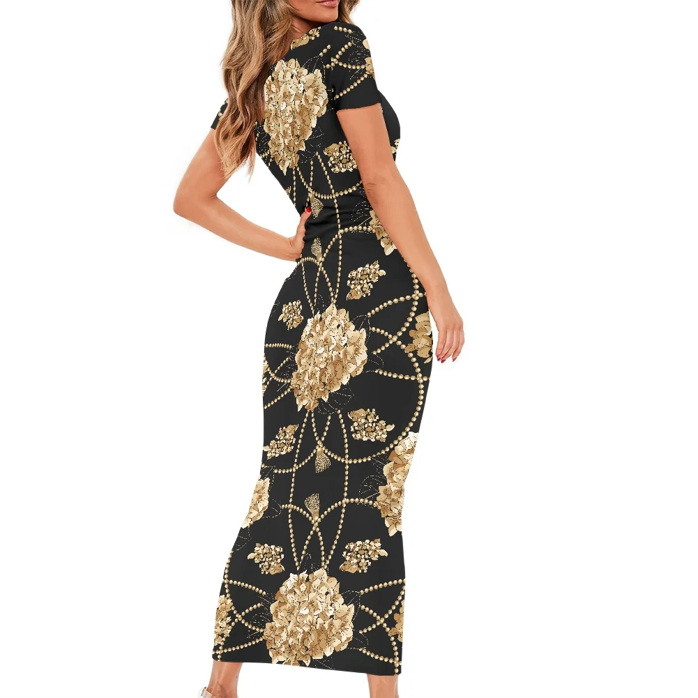 

Женское летнее платье с золотистой цепочкой и цветочным принтом