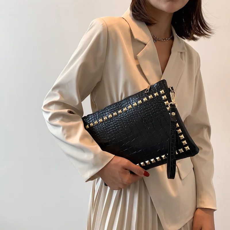 

Женская сумка-клатч из кожи крокодила, с заклепками