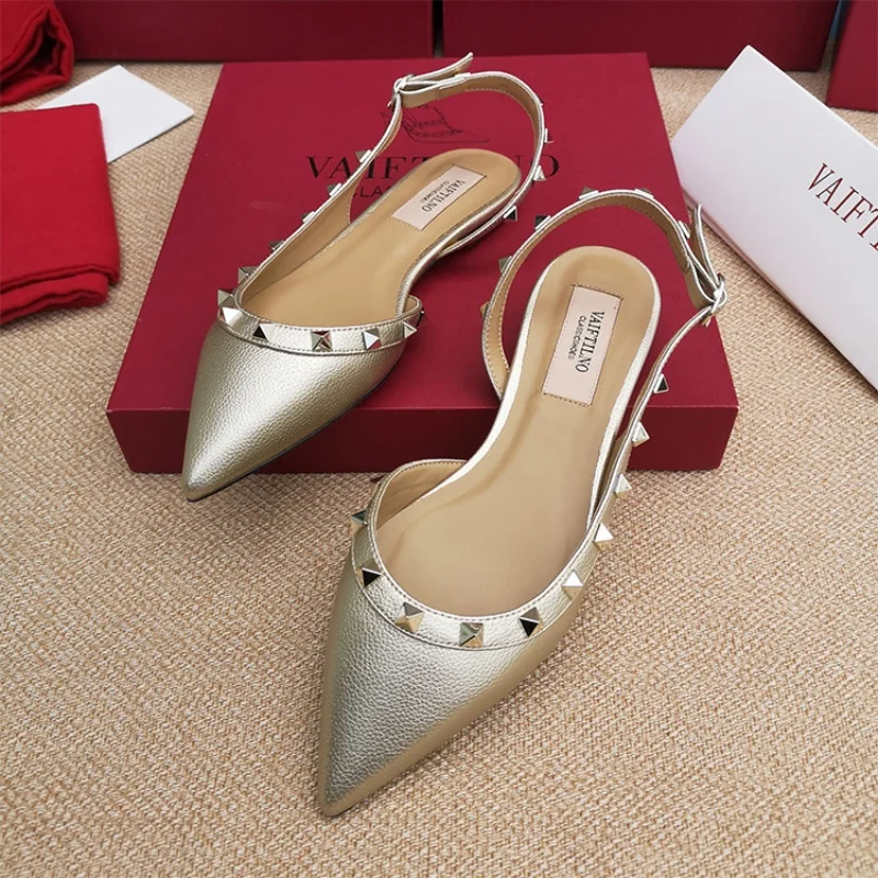 Женские кожаные туфли на плоской подошве с острым носком и заклепками высоком