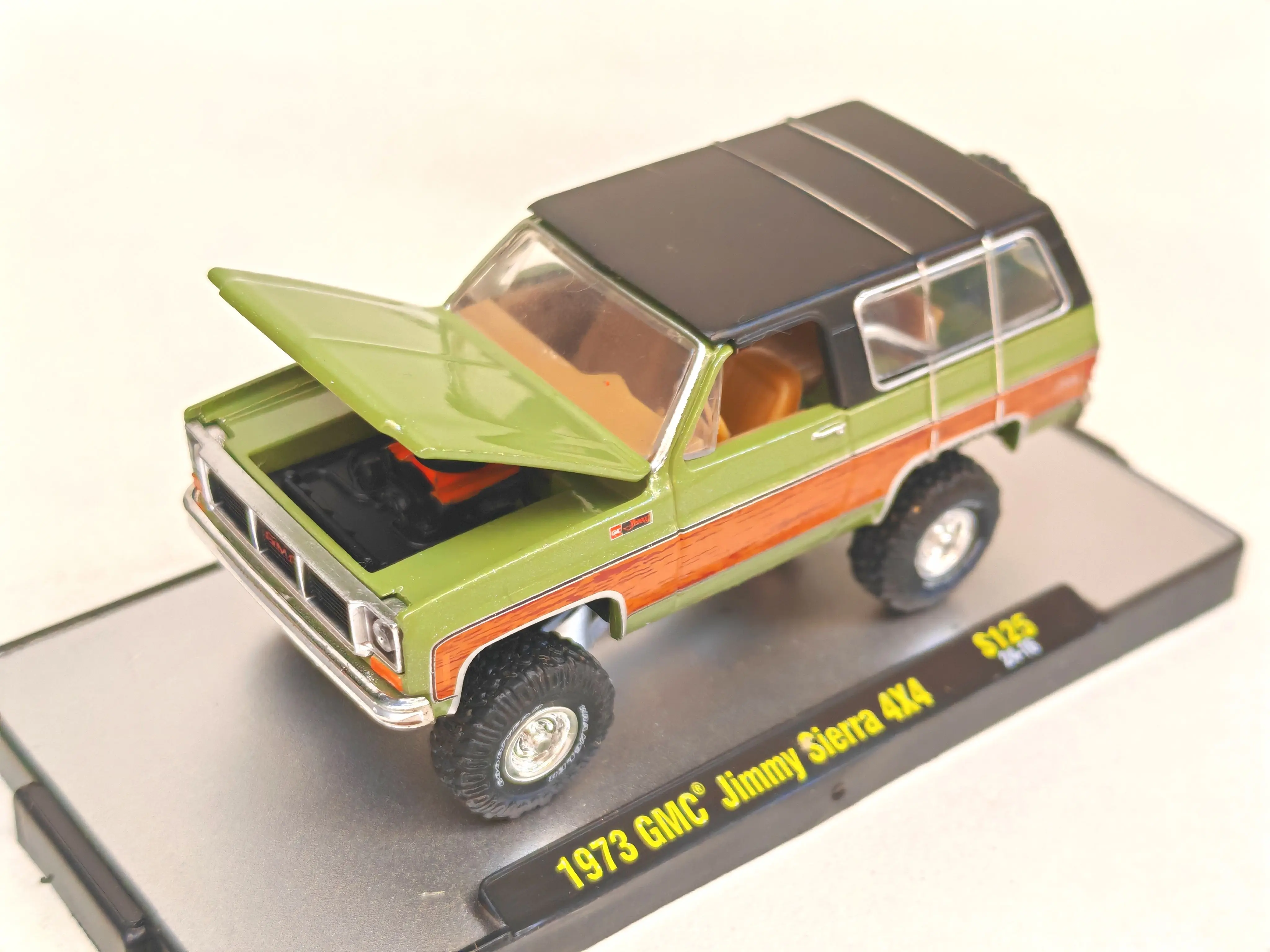 M2 машины 1/64 1973 GMC jimmy Sierra 4X4 S125 литые модели автомобилей из сплава под давлением