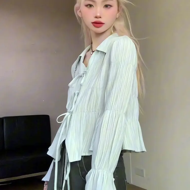 Большая женская рубашка во французском стиле со шнуровкой и v-образным вырезом с