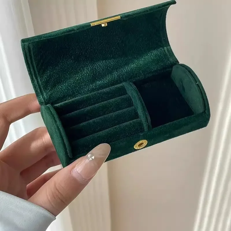 

Бархатная мини-шкатулка для украшений