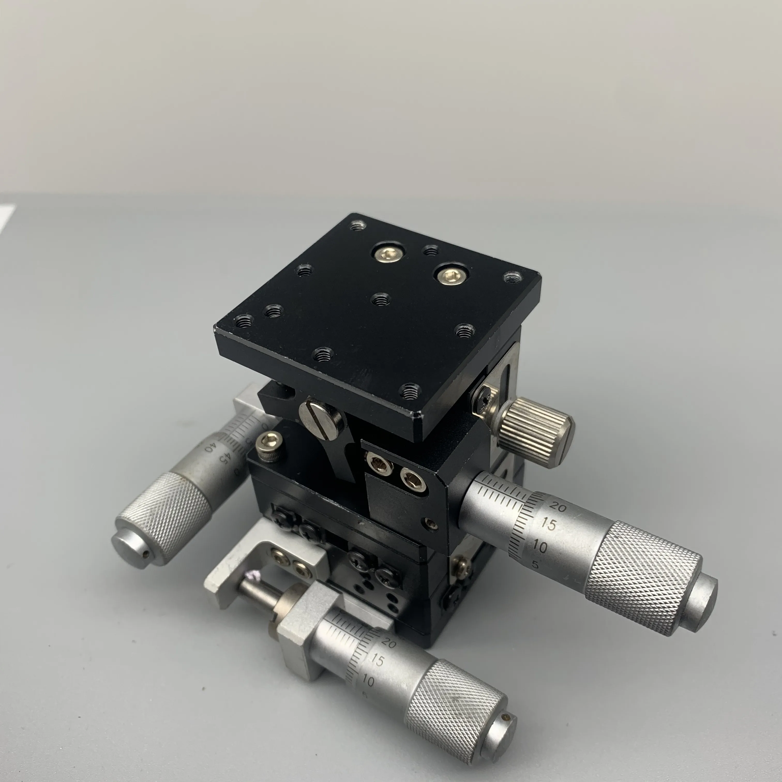 

Manual XYZ three-axis fine adjustment platform Optical moving platform XY translation+lifting platform lifting by 11mm