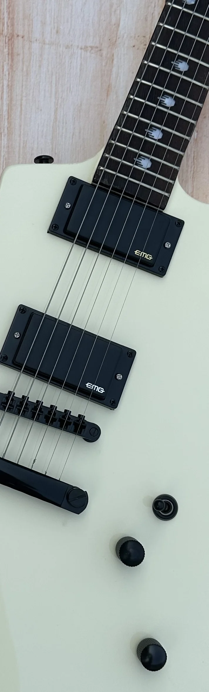 Необычная электрическая гитара изготовлена из импортной древесины