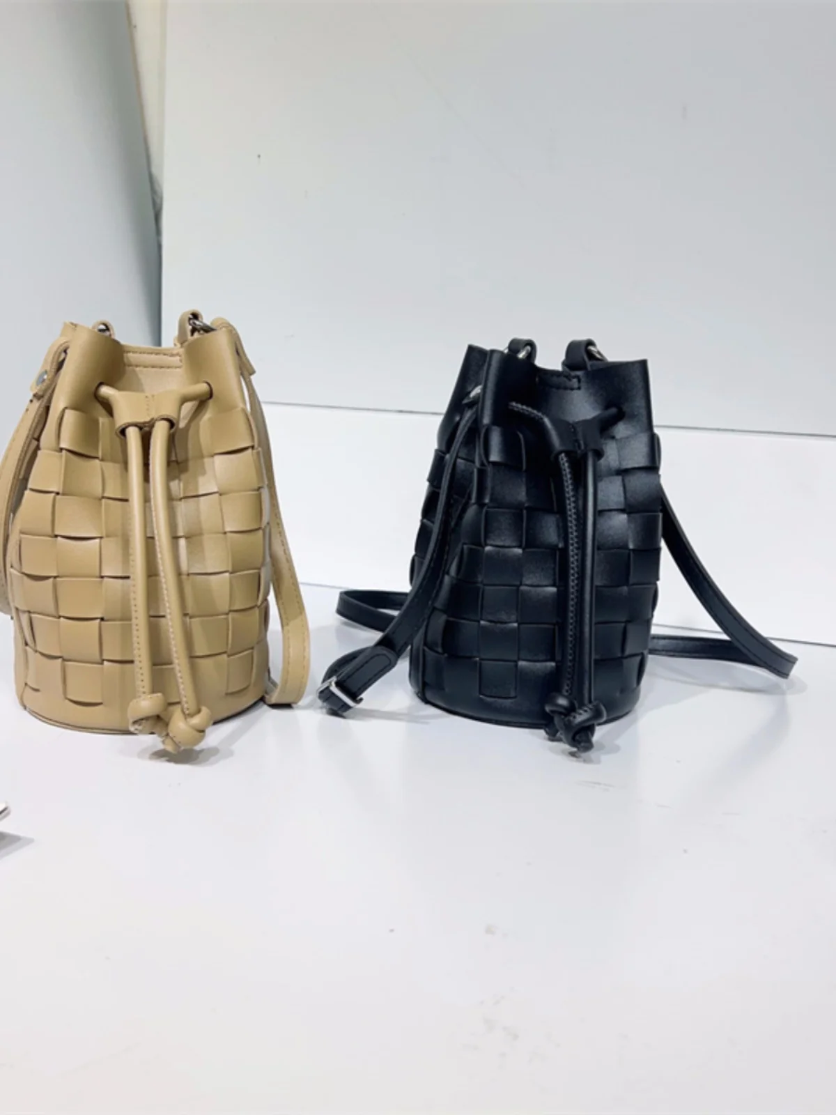 Новая модная тканая сумка-ведро на плечо универсальная однотонная женская сумка