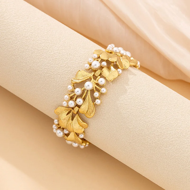 

European and American Retro art Niche Design Pearl Inlay Exquisite Craft Simple Fashion Bracelet