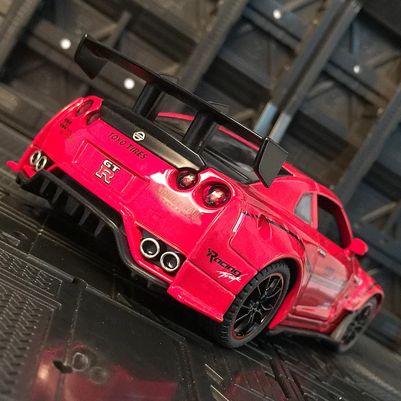 Фото Масштабная модель Nissan GTR35 (1:32) из сплава, с открывающимися дверями, капотом и багажником, имитацией звука и световых эффектов. №1