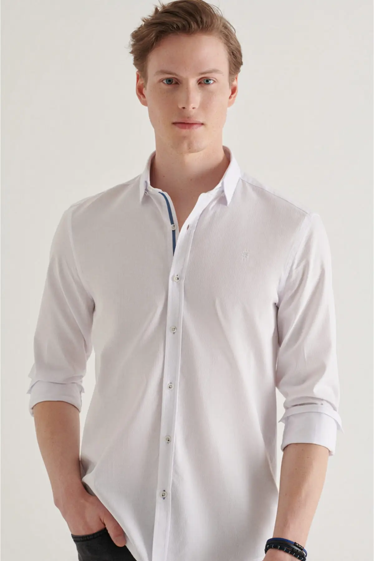 

Мужская белая рубашка с английским воротником