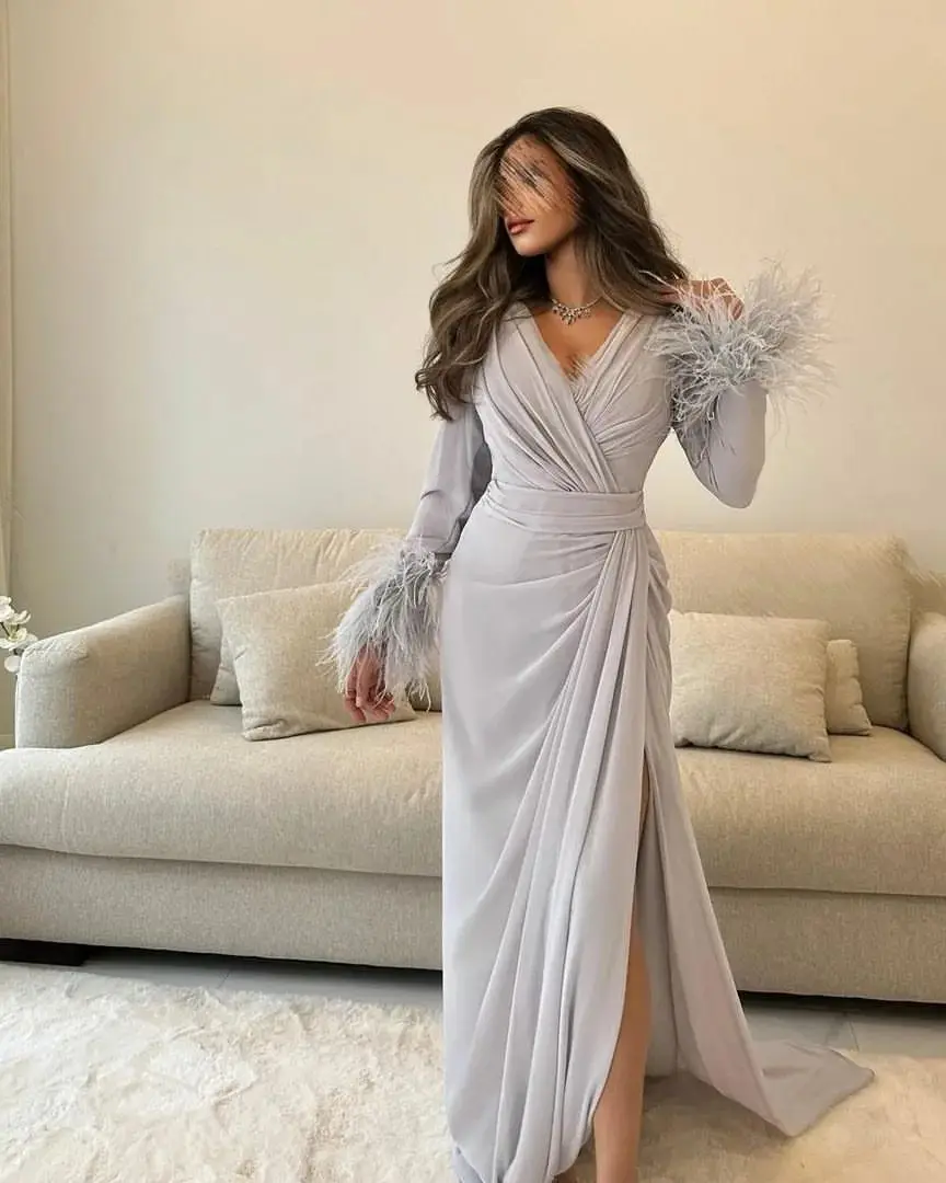 

Новинка 2023, серебристо-серое платье для выпускного вечера, модное Привлекательное платье в пол с перьями и V-образным вырезом для торжественных случаев, могут быть изготовлены по индивидуальному заказу