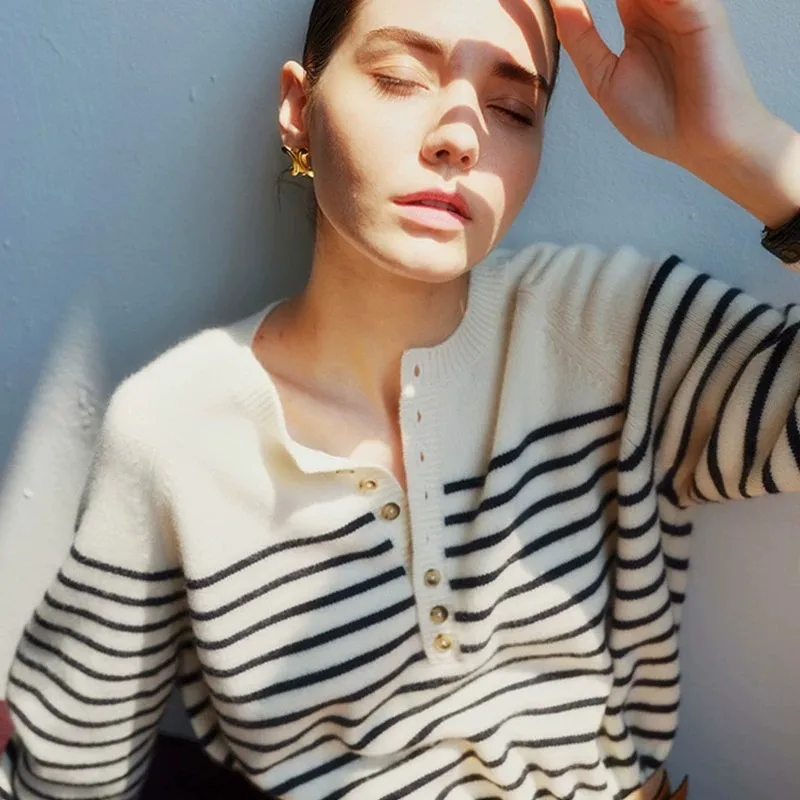 Женский вязаный пуловер с круглым вырезом