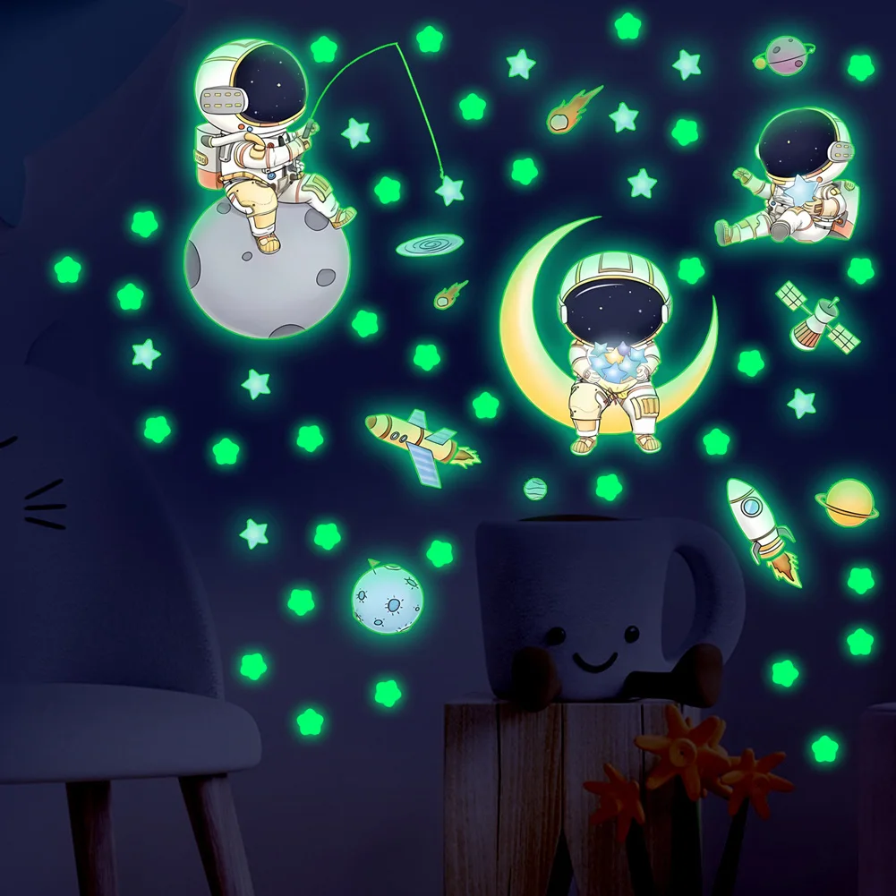 

Светящиеся наклейки на стену "Космонавт и звезды" HonC