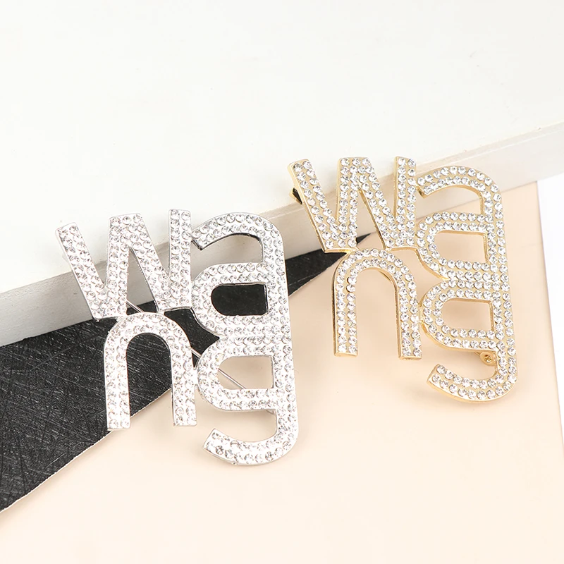 

1 Pc Brooch Wang Letter Rhinestone Brooch Buckle Cartoon Badge Pin Simple Temperament European American Fashion Jewelry